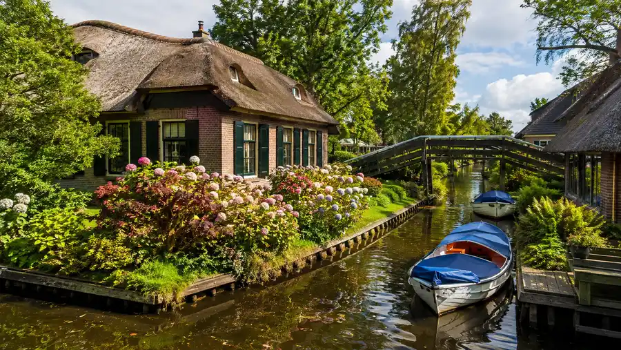 Cost of Living & Life in Giethoorn Village