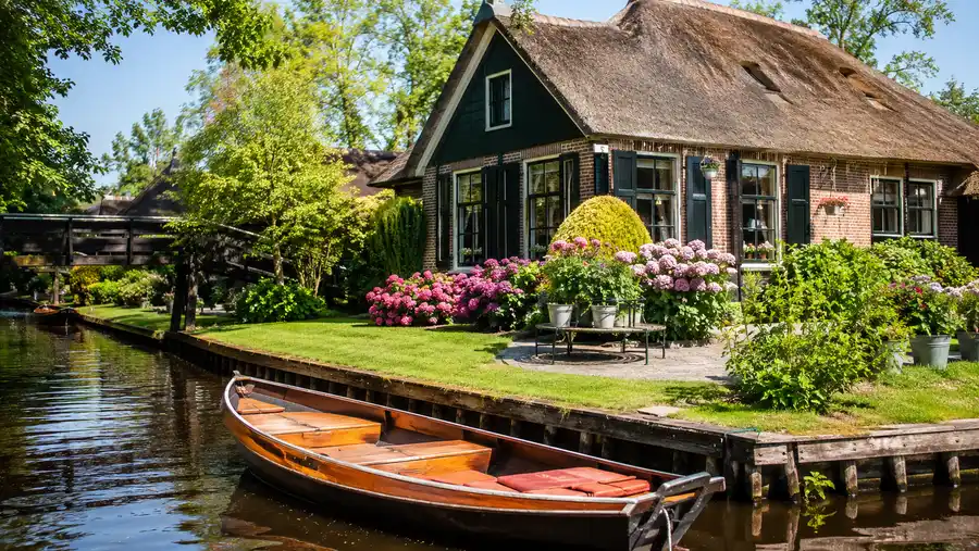 Giethoorn Village Hotels, Airbnbs & Places to Stay