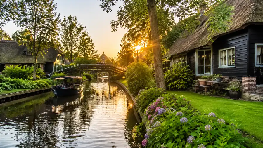 Giethoorn Village Hotels, Airbnbs & Places to Stay